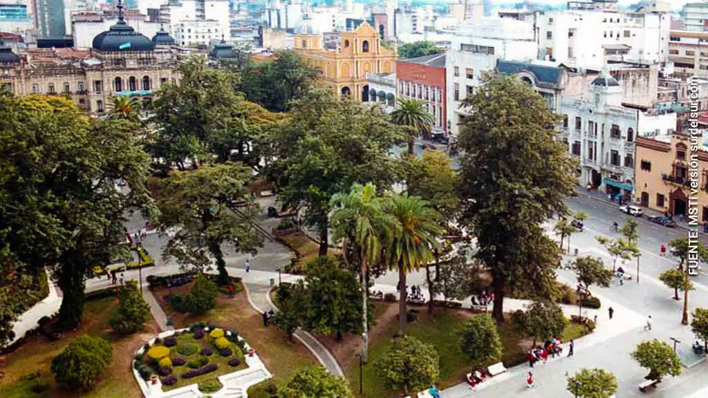 Plaza Independencia de San Miguel de Tucumán. Vista de los principales y más antiguos edificios que rodean la plaza 
