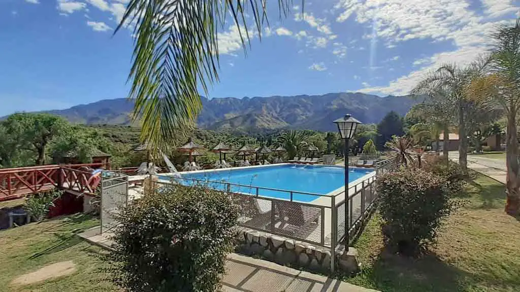 Altos del Sol - Spa & Resort vista desde la pileta exterior hacia las sierras