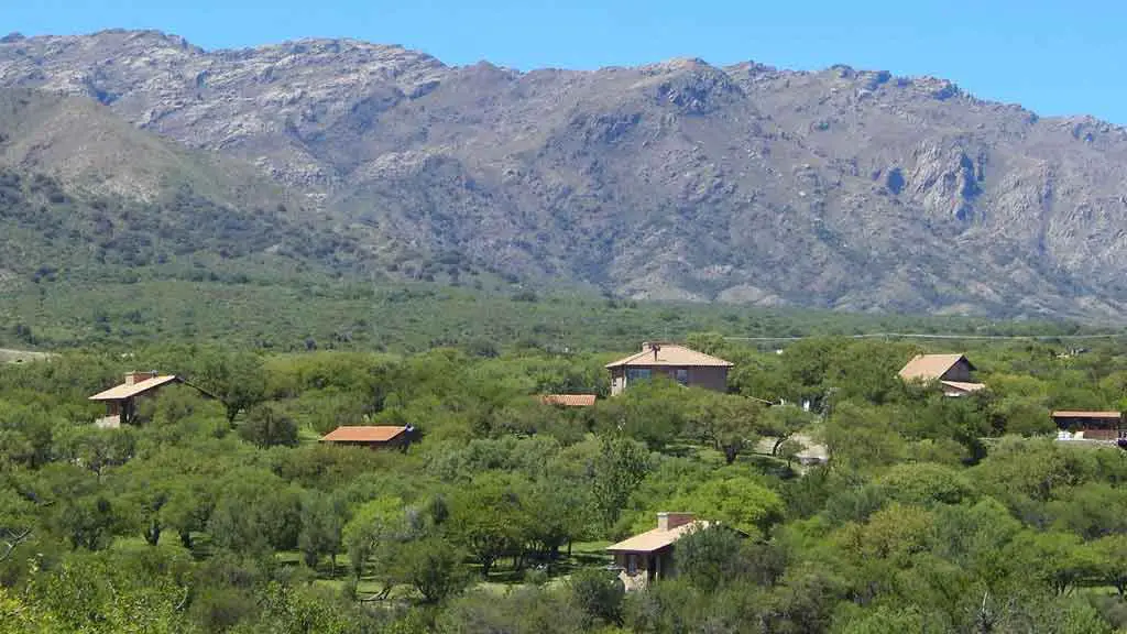 Cabañas San Miguel vista aérea de cabañas parque y sierras