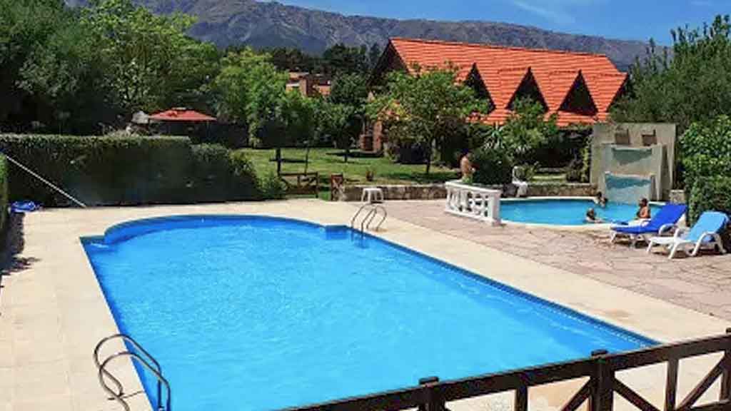 Apart Clima Serrano, vista de las piscinas y solarium