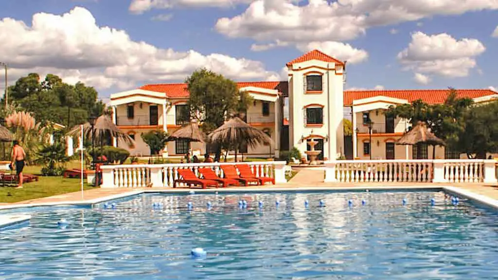 El Cortijo Apart - Hotel & Spa, vista desde la piscina hacia el hotel