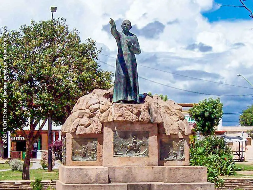 Estatua del Cura Brochero en Plaza Centenario