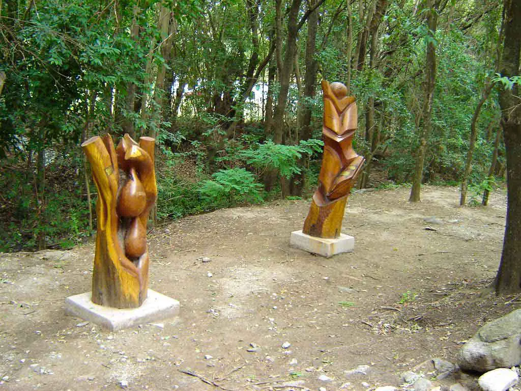 Esculturas en madera del Paseo de las esculturas.